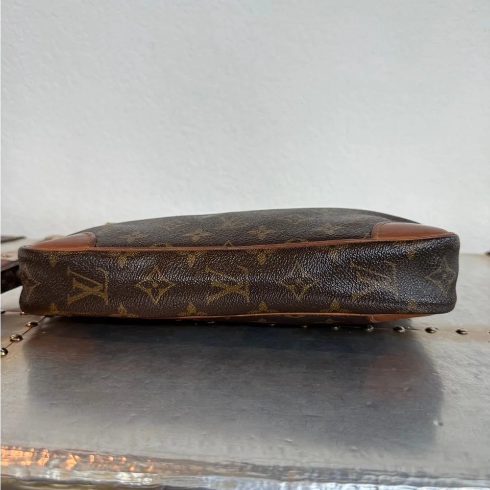 ๐ SOLD ๐ LOUIS VUITTON
Marly Dragonne GM
Monogram Clutch /Handbag - Picture 10 of 15